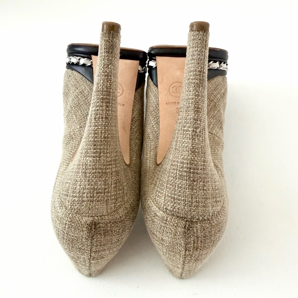 CHANEL | Beige Tweed & Black Cap Toe Platform Pumps with Chain Detail EU 37 - Picture 15 of 16